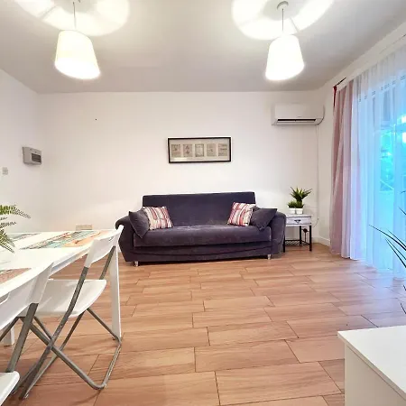 Central 2 Bedroom Apt Terrace And Pool Apartment